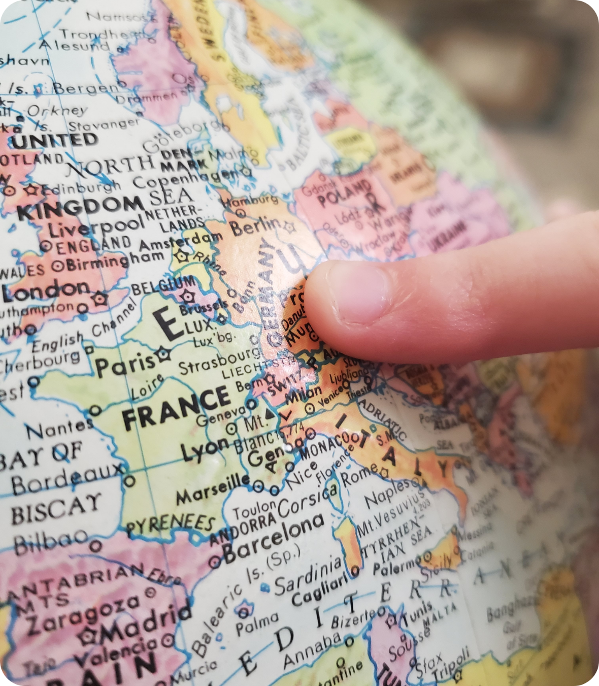Dedo apontando um destino no mapa da Europa